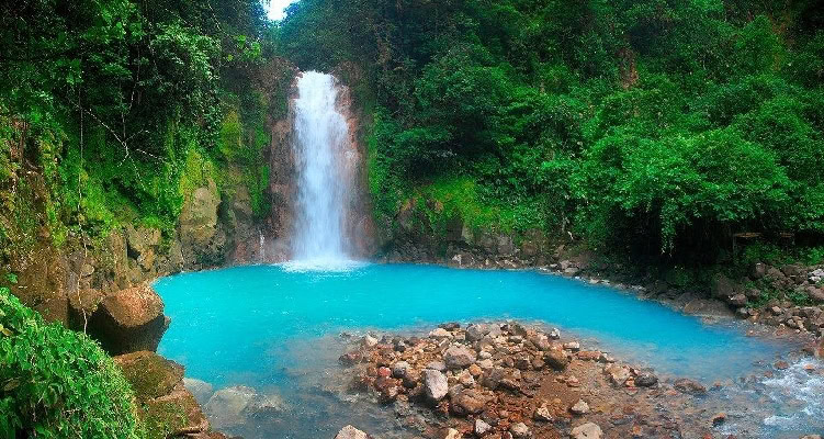 Driving, Shuttle, or Tour? How to Get to Rio Celeste from La Fortuna